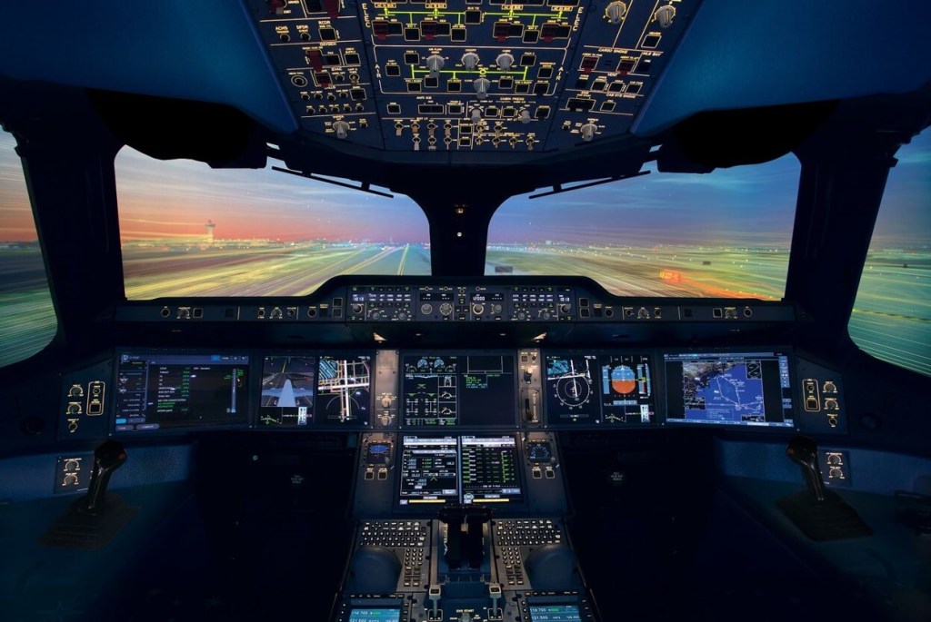 The control unit in the pilot's cockpit is always arranged in a T-shape. Thanks to standardization, pilots can easily fly on different types of aircraft (image: A. Tschaikovski, Airbus SAS).