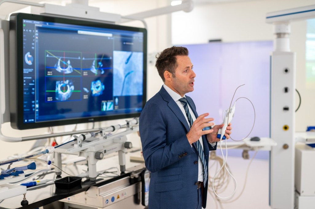 DeviceGuide acts as an “intelligent co-pilot,” transforming 2D images into a 3D navigation system inside the heart, giving cardiologists “superpowers” to navigate safely and precisely within the human body