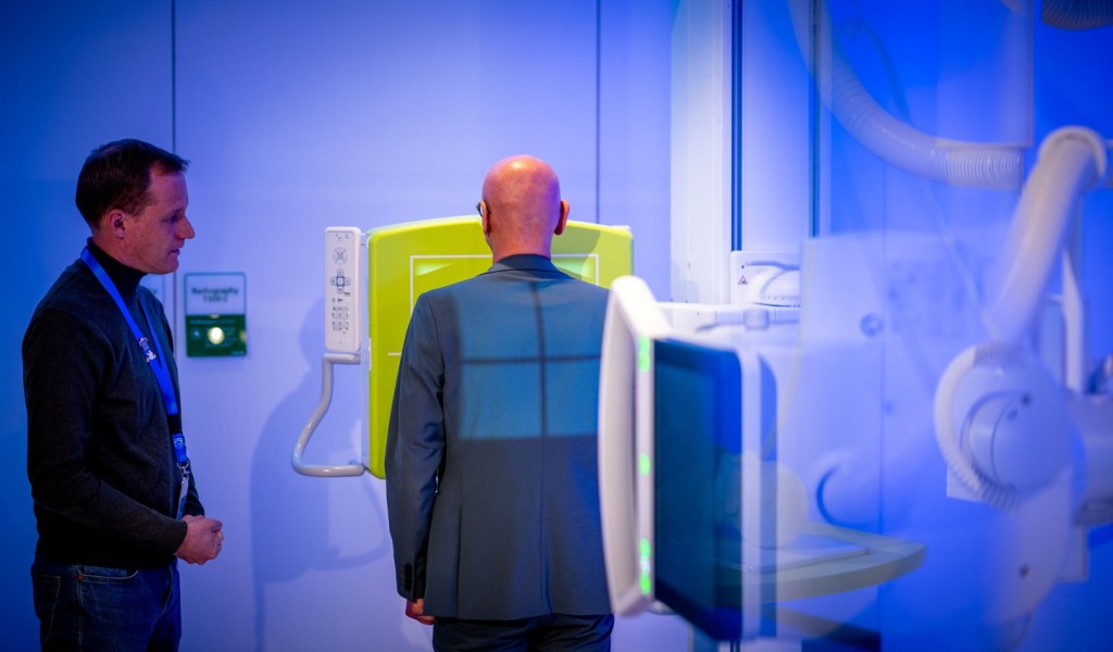 Humans perform chest X-rays differently on Monday morning than on Friday afternoon, which can affect diagnosis. AI reduces these noise in performance