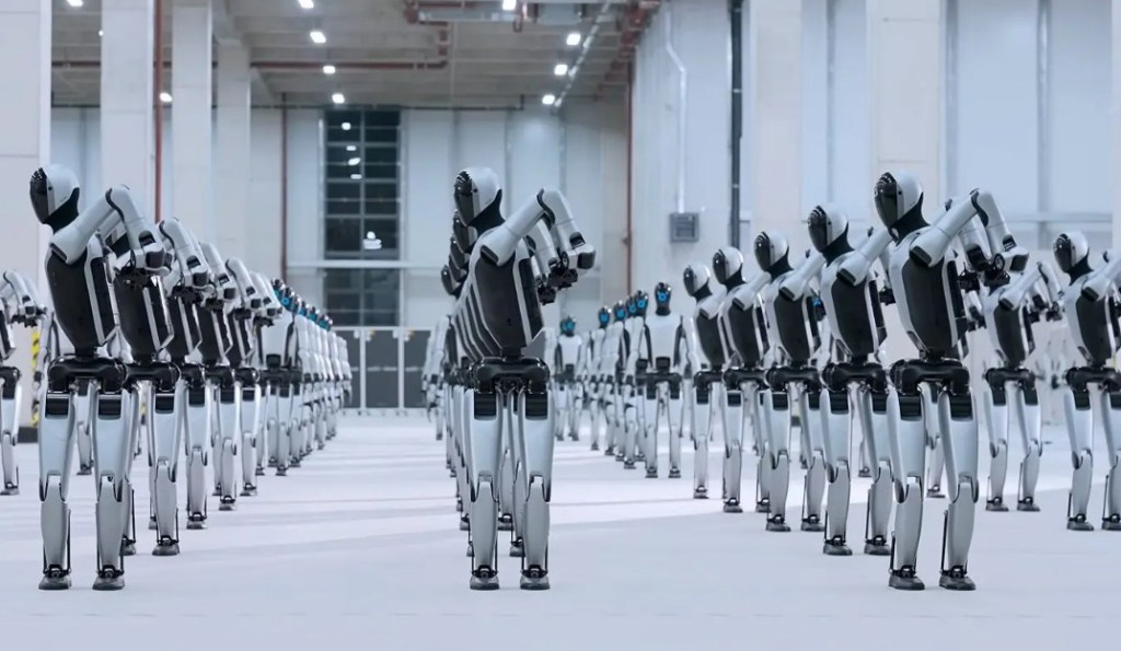 The army of robots is being tested before shipment. A screenshot from a video by the Chinese company UBTECH has raised doubts about its authenticity. Elon Musk has announced that the first one million Optimus robots are expected to be ready by 2027. In 2026, the first humanoid robot, Neo, priced at USD 20,000, is expected to enter homes to help with cleaning and simple tasks.